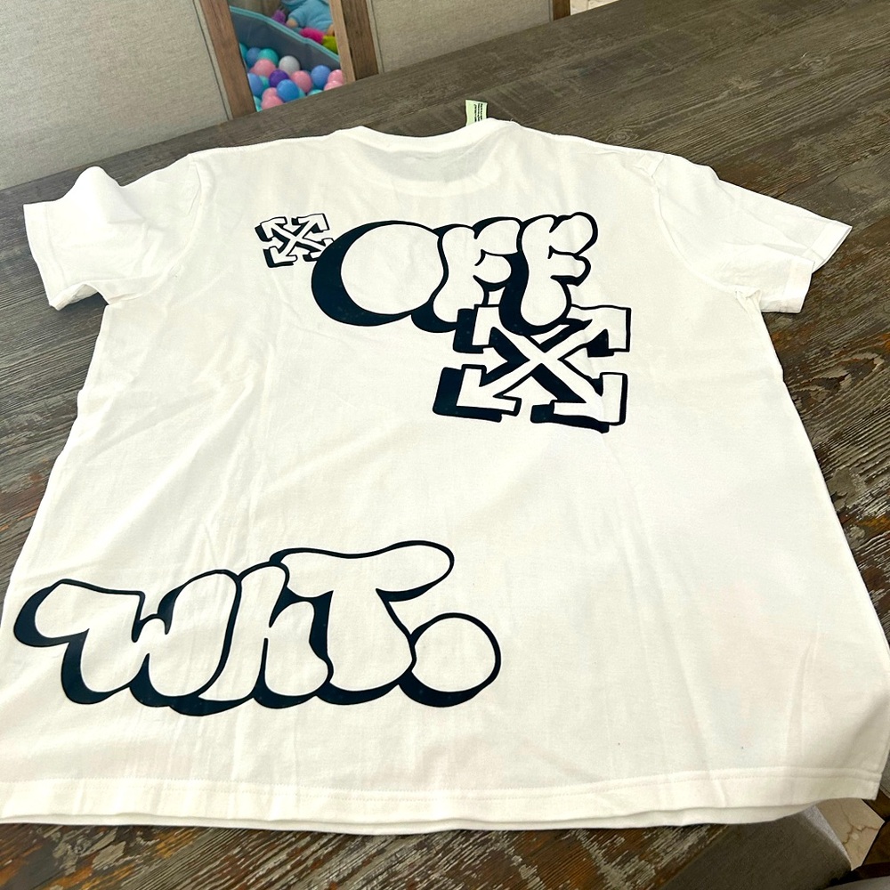 OFF WHITE T-shirt oversized large. Tag has a stitch defect.
